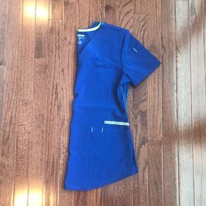 NWT XS V-neck scrub top
